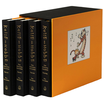 Kalle och Hobbe – Den kompletta samlingen, sedd från sidan med de fyra böckerna delvis utdragna.	
